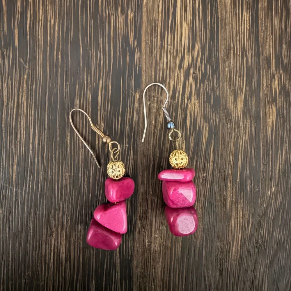 Boho Pink Dyed Stone Chip Dangle Earrings Gold Tone Festival